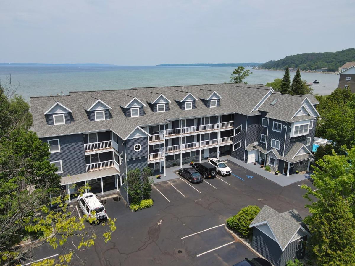 103 North Shore Inn Траверс Сити Экстерьер фото